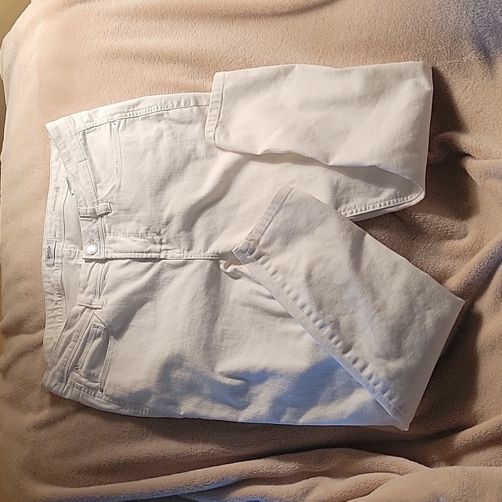 Kensie Jeans white demin, size 12. 31 in. Inseam. Only wore twice.